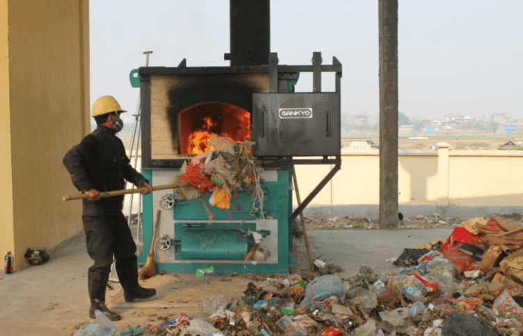 Dùng lò xử lý rác thải sinh thải
